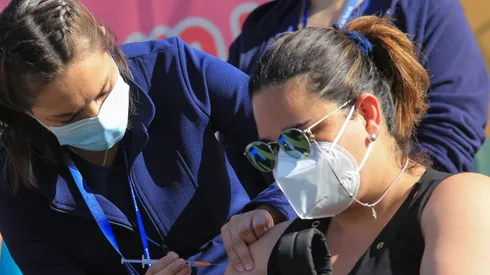 Vacunación Covid-19: ¿Cuánta es la cantidad de gente rezagada en Chile y en la región Metropolitana?