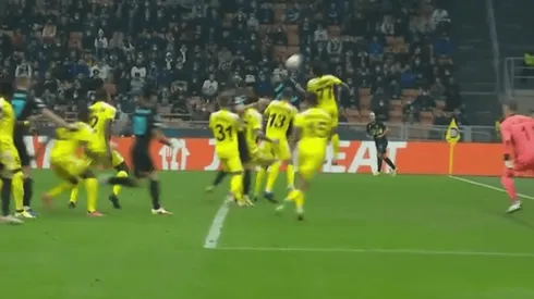 Vidal asistió de espalda y Dzeko no perdonó. Lo ganan por la mínima en la Champions.