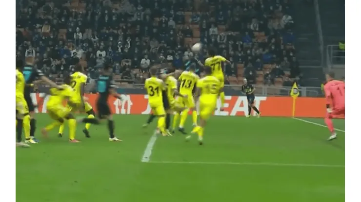 Vidal asistió de espalda y Dzeko no perdonó. Lo ganan por la mínima en la Champions.