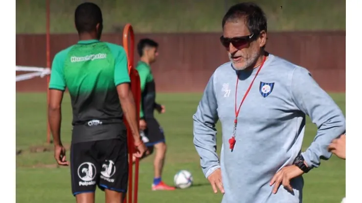 Mario Salas tuvo su primer día al mando de Huachipato