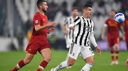 Morata, de la Juventus, pelea una pelota frente a la Roma