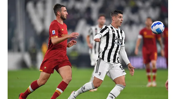 Morata, de la Juventus, pelea una pelota frente a la Roma