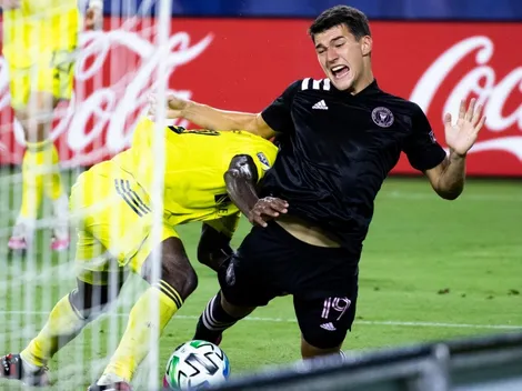 Robbie Robinson falla un gol increíble y su DT lo liquida