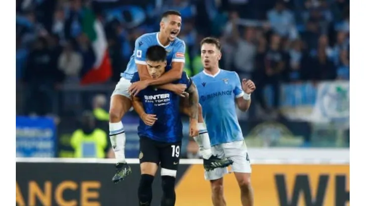 El abrazo de la polémica luego del triunfo de la Lazio sobre el Inter en la Serie A. Foto: @Carrusel