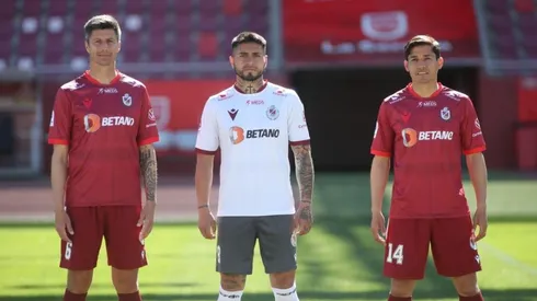 La nueva camiseta de Deportes La Serena tiene como protagonista a casco de caballero en el centro.