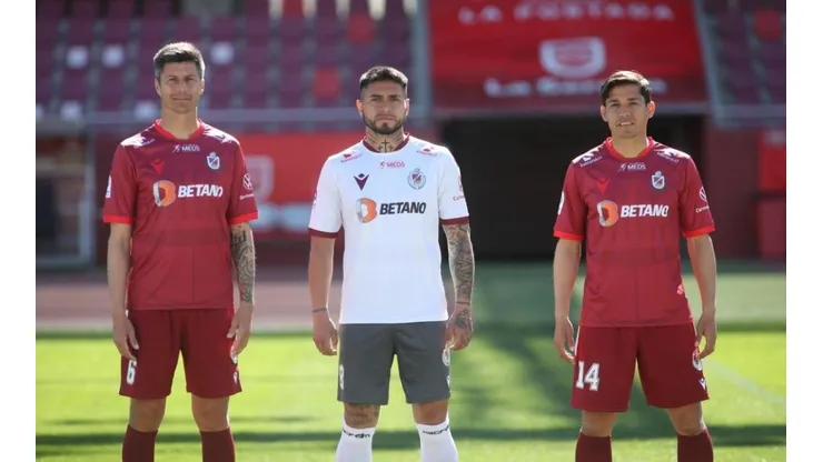 La nueva camiseta de Deportes La Serena tiene como protagonista a casco de caballero en el centro.