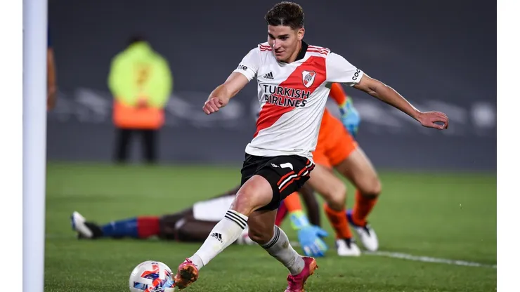 Julian Álvarez desatado en la victoria de River sobre San Lorenzo.
