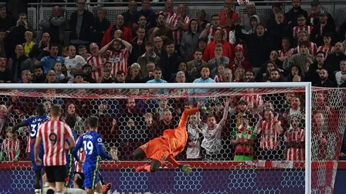 La contorsión de Edouard Mendy permite sentenciar la victoria de Chelsea sobre Brentford y ratificar el liderato de la Premier League