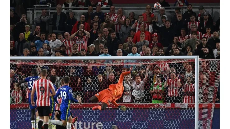 La contorsión de Edouard Mendy permite sentenciar la victoria de Chelsea sobre Brentford y ratificar el liderato de la Premier League