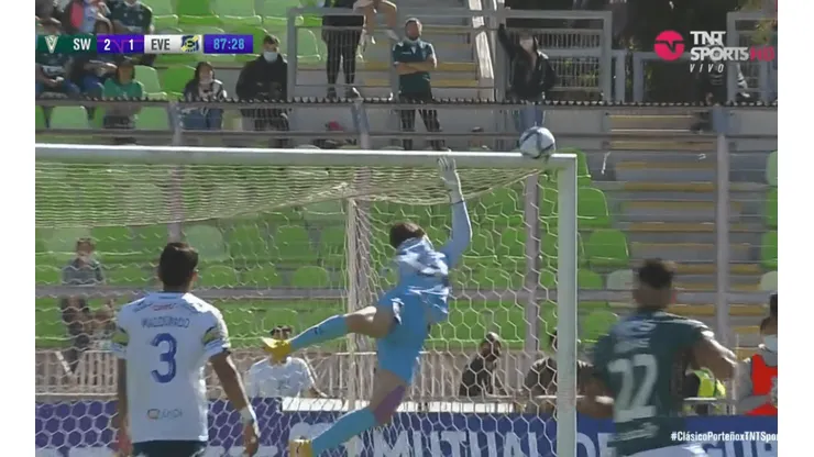 Wanderers gana el clásico contra Everton con un golazo.