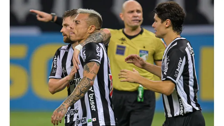 Edu Vargas volvió a los entrenamientos y podría ser alternativa en el Mineiro.