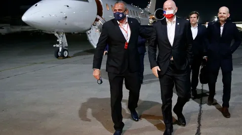 Gianni Infantino se puso una mascarilla con la bandera de Chile apenas pisó la losa del aeropuerto internacional