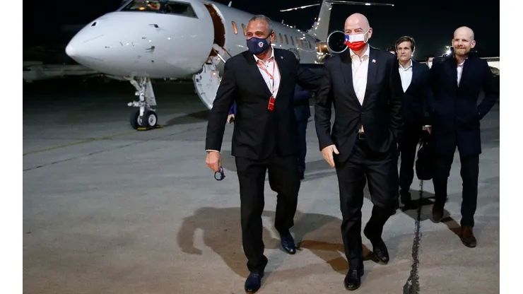 Gianni Infantino se puso una mascarilla con la bandera de Chile apenas pisó la losa del aeropuerto internacional