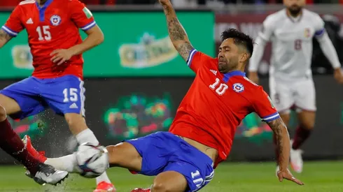 Luis Jiménez jugó fijado entre los centrales en Chile vs Venezuela.