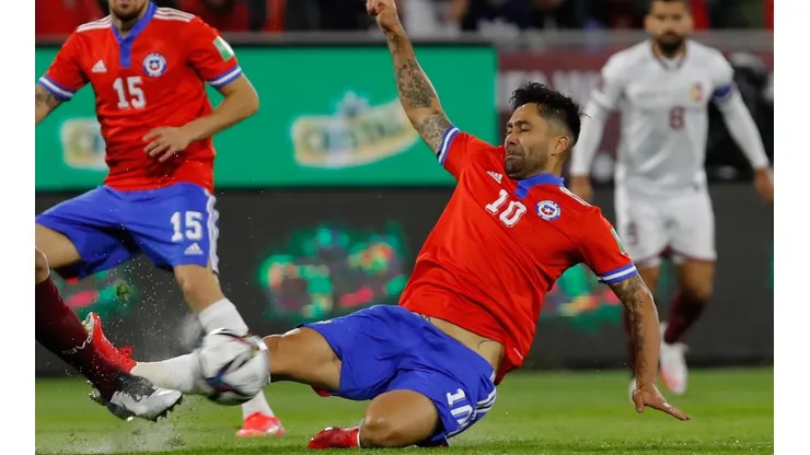 Luis Jiménez jugó fijado entre los centrales en Chile vs Venezuela.