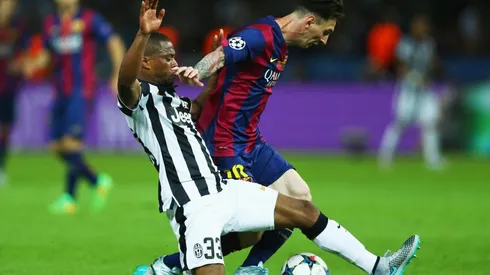 Patrice Evra y Lionel Messi en la final de la Champions League 2015 en la que Barcelona se impuso a Juventus