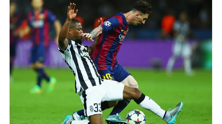 Patrice Evra y Lionel Messi en la final de la Champions League 2015 en la que Barcelona se impuso a Juventus