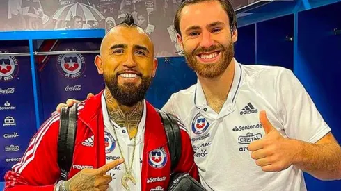 Vidal y Brereton Díaz posaron juntos tras el triunfo de Chile