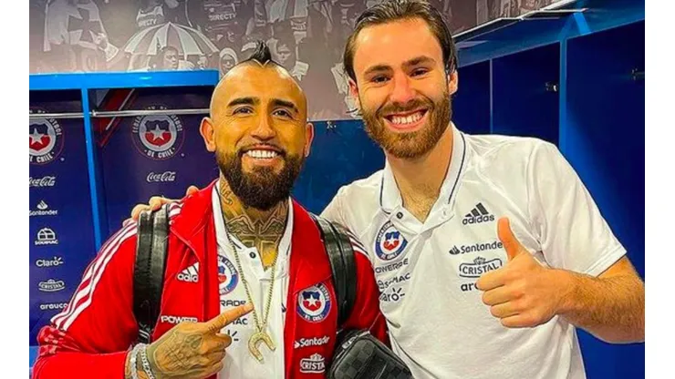 Vidal y Brereton Díaz posaron juntos tras el triunfo de Chile