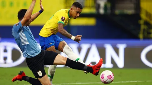 Raphinha marcó un par de goles en la victoria ante Uruguay.
