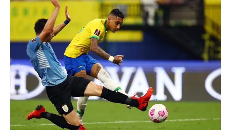 Raphinha marcó un par de goles en la victoria ante Uruguay.