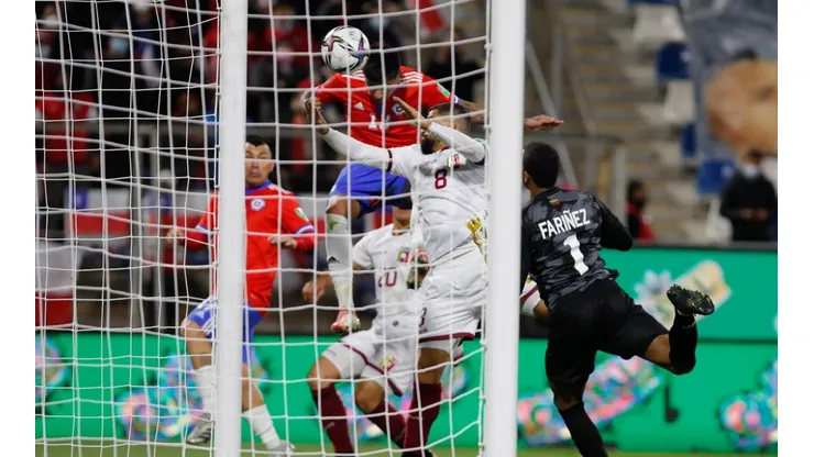 Erick Pulgar anotó el segundo de Chile y personal para darle el triunfo ante Venezuela