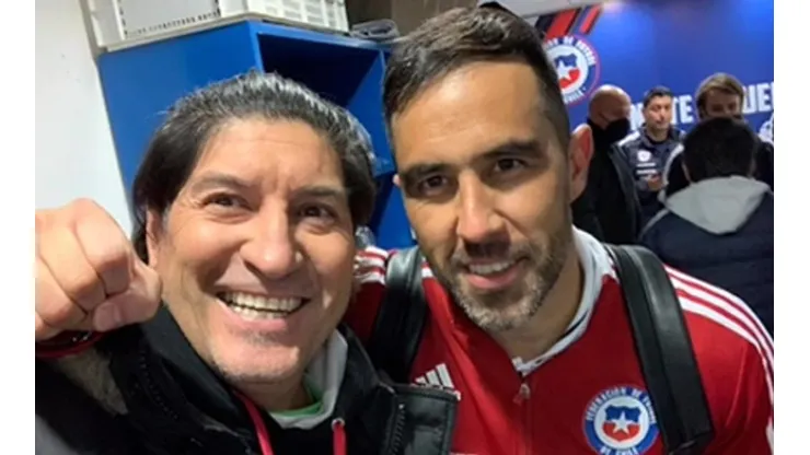 Un poquito de jineta: el fotón de Bam Bam Zamorano junto a Claudio Bravo.