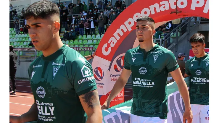 El nombre de once hinchas que enviaron su arenga para Santiago Wanderers en el Clásico Porteño se estamparon en la camiseta del local este sábado.