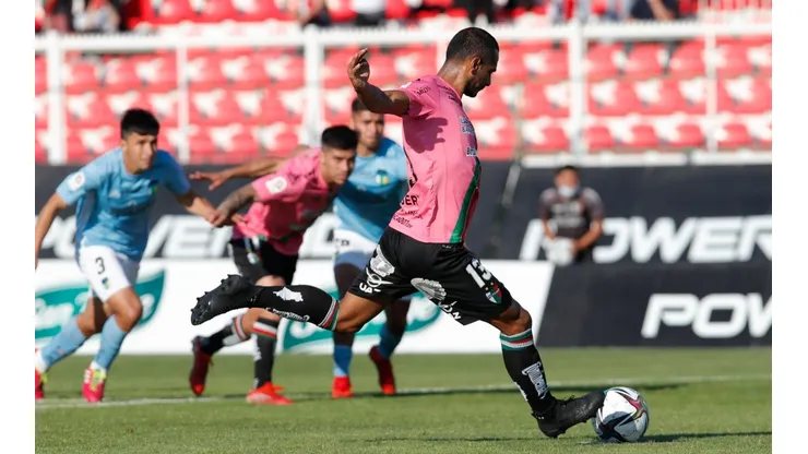 César Cortés marca de penal en el minuto 98 el empate entre Palestino y O'Higgins