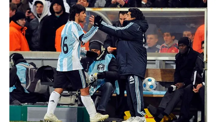 El Kun confesó que no podía creer la muerte de Maradona, por lo que debió preguntarle a su ex pareja e hija del Diez si es que los rumores eran ciertos.