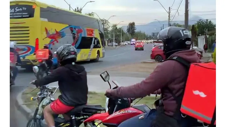 Motociclistas escoltan a la selección venezolana durante su paso por Santiago para disputar las Eliminatorias para Qatar 2022