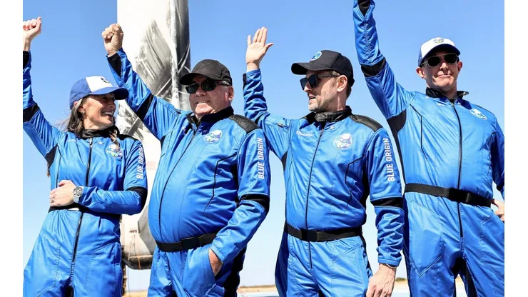William Shatner y otras tres personas viajan al espacio