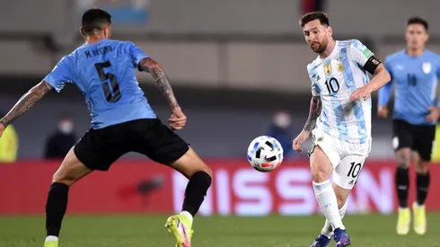 Un niño de 11 años apareció afuera de Ezeiza con un llamativo cartel para Messi donde le pedía perdón por llamarse Cristiano