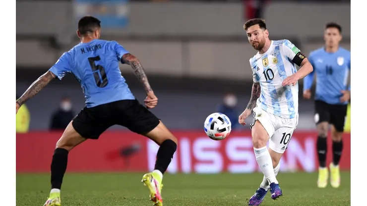 Un niño de 11 años apareció afuera de Ezeiza con un llamativo cartel para Messi donde le pedía perdón por llamarse Cristiano