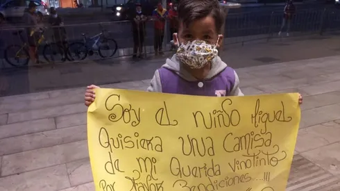 Miguel esperaba a su selección afuera del hotel con un cartel que los apoyaba y les pedía una camiseta. Foto: @SeleVinotino