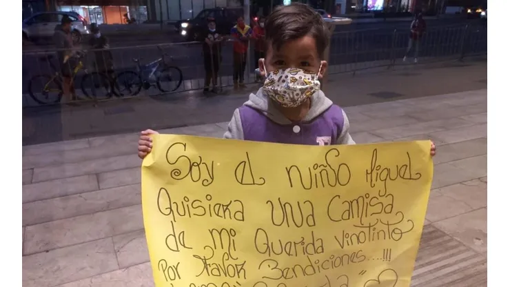 Miguel esperaba a su selección afuera del hotel con un cartel que los apoyaba y les pedía una camiseta. Foto: @SeleVinotino