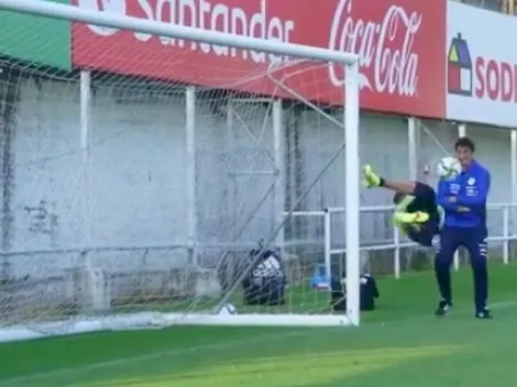 Video: ¡Las hace todas! Isla se luce como arquero en la práctica