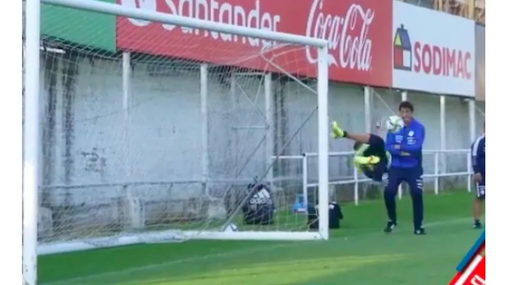 Uno de los tapadones que metió Mauricio Isla en la última práctica de la Roja