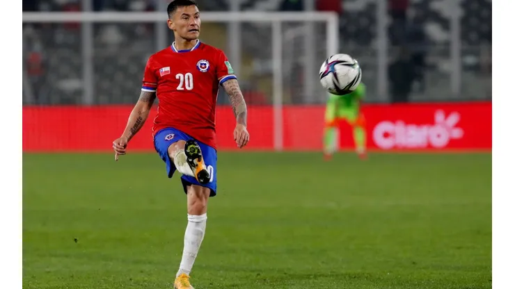 Charles Aránguiz podría estar ante Paraguay en Asunción según norma Conmebol