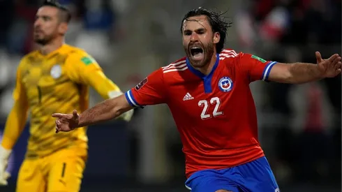 Brereton celebra el gol para Chile y recibe el cariño de todos los hinchas nacionales.