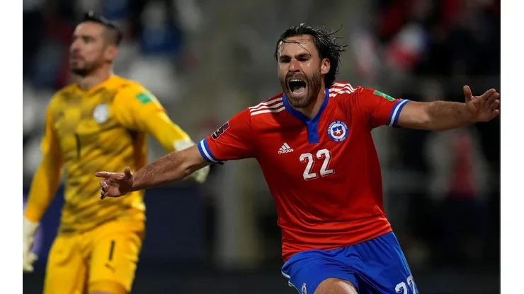 Brereton celebra el gol para Chile y recibe el cariño de todos los hinchas nacionales.