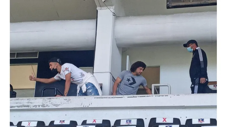 Los jugadores ubicados en los palcos del estadio Monumental apoyando en el Superclásico femenino. Foto: @GolTriste
