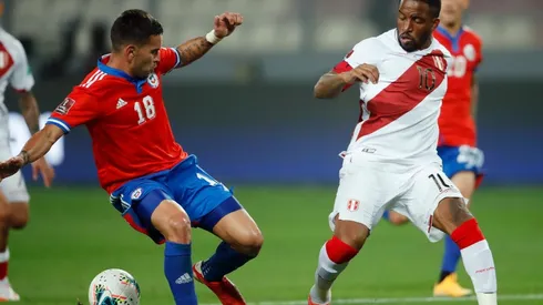 Farfán pelea el balón con Sebastián Vegas