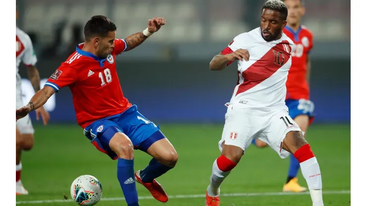 Farfán pelea el balón con Sebastián Vegas