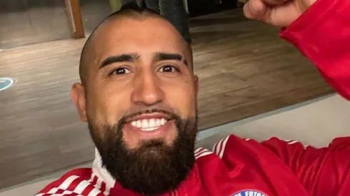 Arturo Vidal sólo se saca la pulsera que le regaló Daniella Durán durante los partidos.