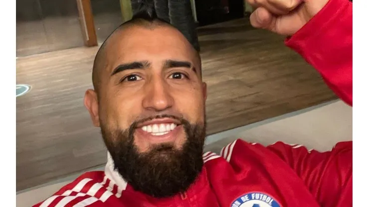Arturo Vidal sólo se saca la pulsera que le regaló Daniella Durán durante los partidos.