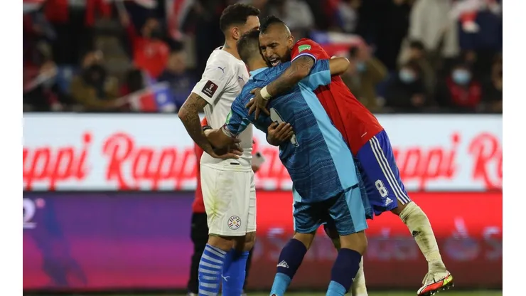 Claudio Bravo y Arturo Vidal celebraron con un emotivo abrazo el triunfo de Chile sobre Paraguay.
