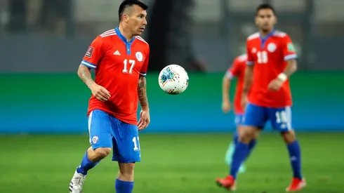 Gary Medel frente a Perú en Lima