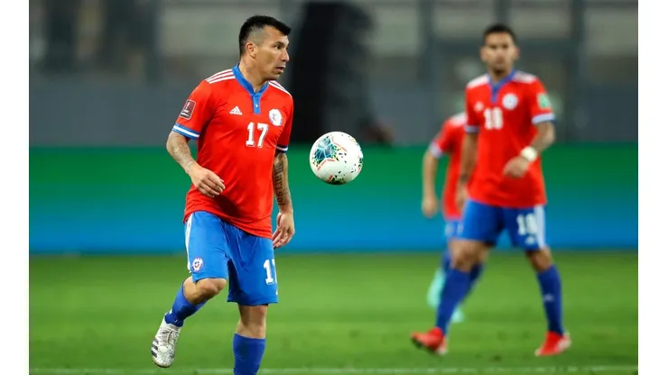 Gary Medel frente a Perú en Lima