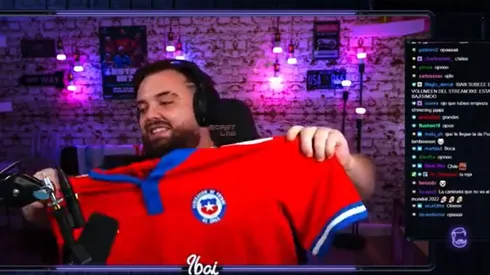 Ibai Llanos mostró contento la nueva camiseta de la selección chilena que recibió.